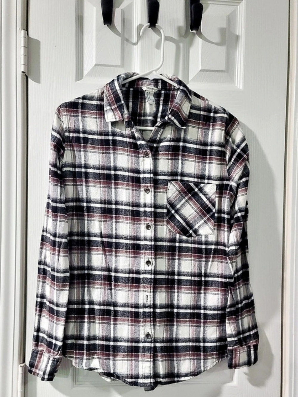 Forever 21 Plaid Button Down Shirt in White & Black Size Medium